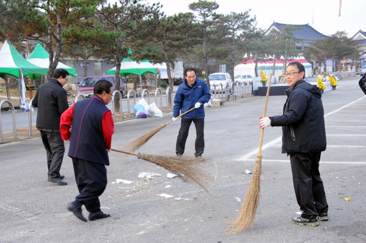 새벽에 축제장 청소하는 황숙주 군수와 직원 및 추진위원들 썸네일